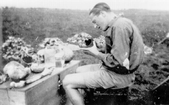Een schedel van een Schokker wordt bekeken. Foto uit bezit van Dr. De Froe, 1940.